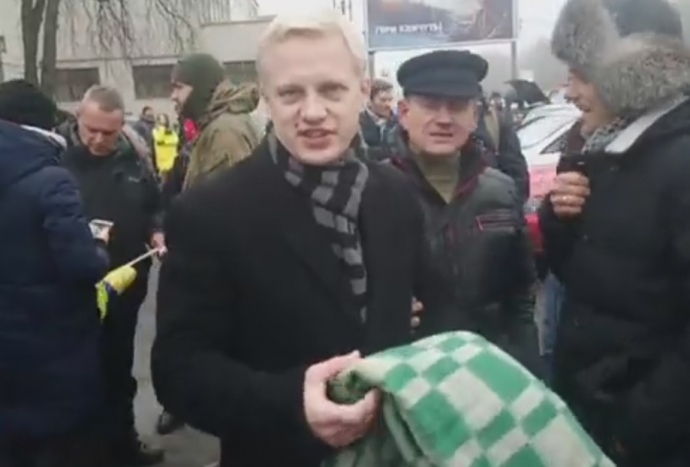 Участники акции везут Луценко клетчатое одеяло - 96019 Участники акции везут Луценко клетчатое одеяло - фото 96019