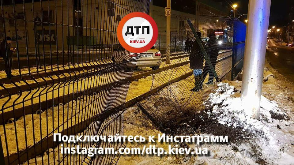 В Киеве пьяный водитель вылетел на рельсы скоростного трамвая - 96424 В Киеве пьяный водитель вылетел на рельсы скоростного трамвая - фото 96424
