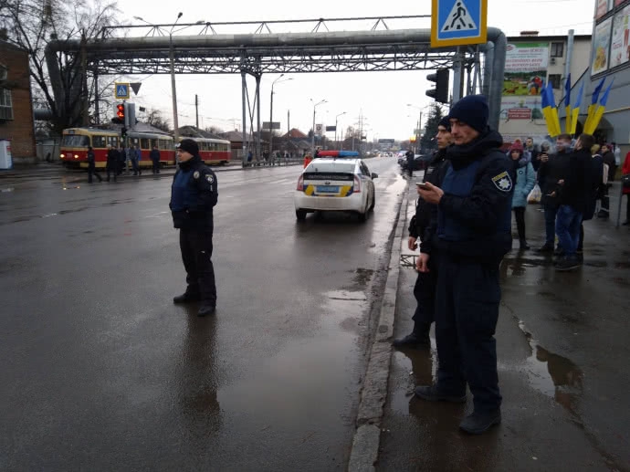 В Харькове взяли в заложники 9 взрослых и двоих детей - 100182 В Харькове взяли в заложники 9 взрослых и двоих детей - фото 100182