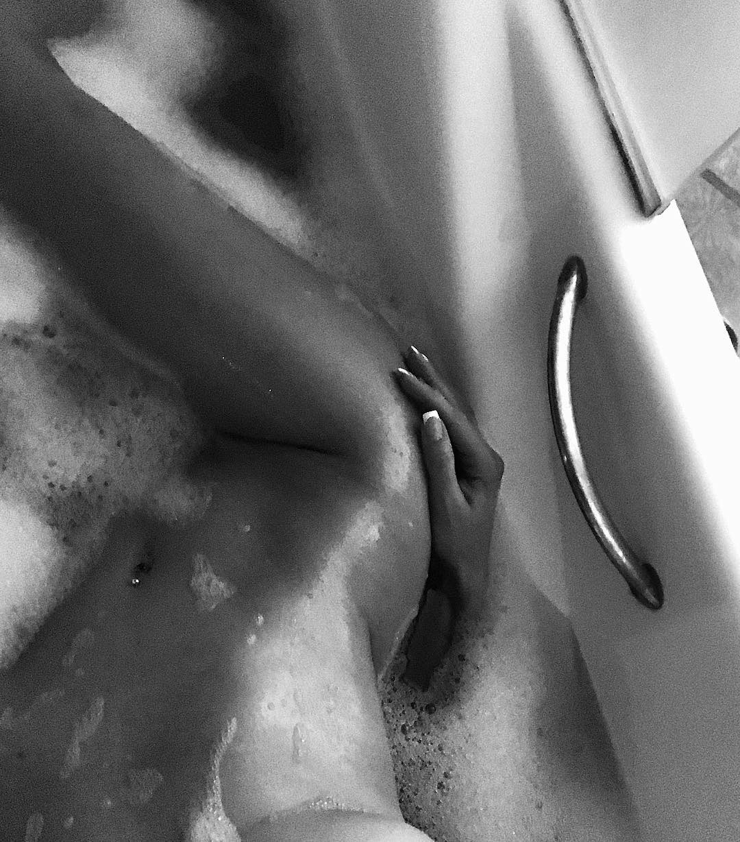 Голая DJ NANA показала интимные фото в ванной, 18+ - фото 104092