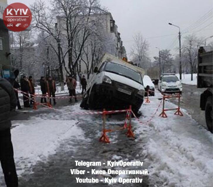 В Киеве под асфальт провалился фургон с хлебом - 107753 В Киеве под асфальт провалился фургон с хлебом - фото 107753