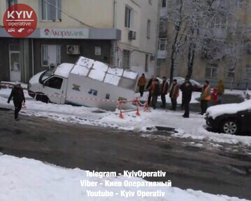 В Киеве под асфальт провалился фургон с хлебом - 107751 В Киеве под асфальт провалился фургон с хлебом - фото 107751