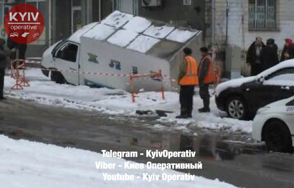 В столице Украины под асфальт провалился фургон с хлебом - 107752 В столице Украины под асфальт провалился фургон с хлебом - фото 107752