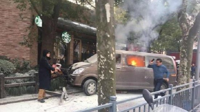 В Китае фургон влетел в толпу, много пострадавших - 106007 В Китае фургон влетел в толпу, много пострадавших - фото 106007