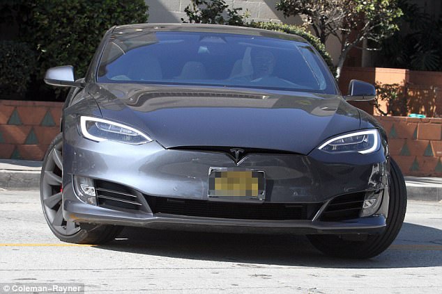 Брэд Питт попал в аварию на Tesla - 107306 Брэд Питт попал в аварию на Tesla - фото 107306