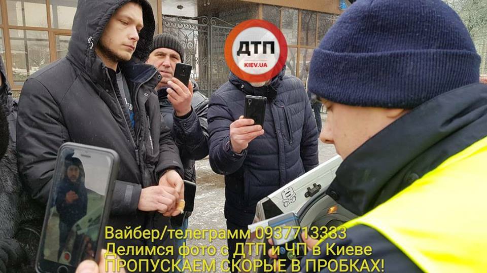 В Киеве BMW раздавил пешехода об столб (18+) - 108544 В Киеве BMW раздавил пешехода об столб (18+) - фото 108544