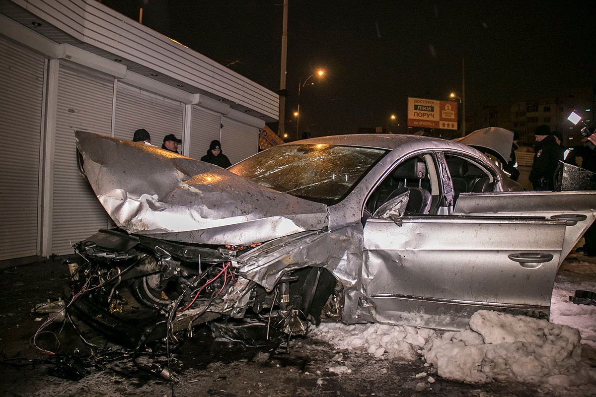 Летел 20 метров: В Киеве Volkswagen снес отбойник и оказался в подземный переход - 108719 Летел 20 метров: В Киеве Volkswagen снес отбойник и оказался в подземный переход - фото 108719