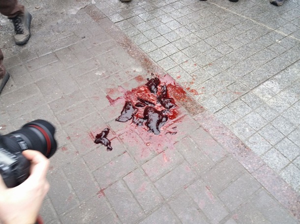 В Запорожье акцию прокремлевской организации забросали печенью - 106098 В Запорожье акцию прокремлевской организации забросали печенью - фото 106098