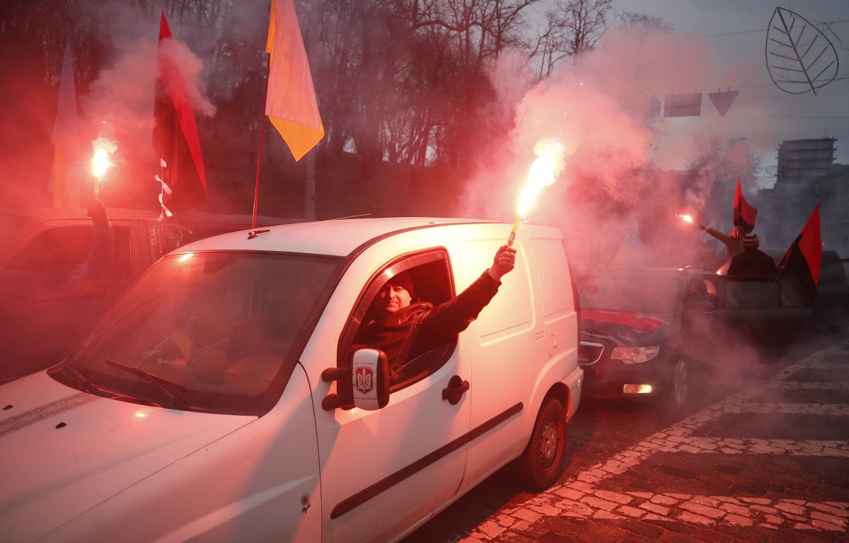 Участники 'Марша за будущее' на Европейской площади сформировали автоколонну и поехали к президенту - 106437 Участники 'Марша за будущее' на Европейской площади сформировали автоколонну и поехали к президенту - фото 106437