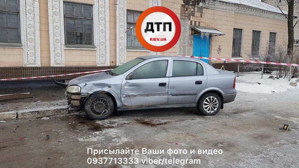 В Киеве BMW раздавил пешехода об столб (18+) - 108541 В Киеве BMW раздавил пешехода об столб (18+) - фото 108541