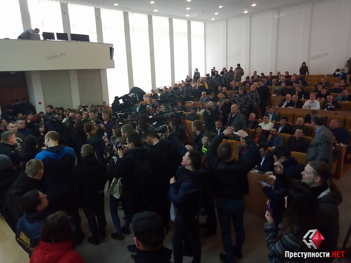 В Николаеве требуют отставки Савченко, активисты прорвались в облсовет - 116448 В Николаеве требуют отставки Савченко, активисты прорвались в облсовет - фото 116448