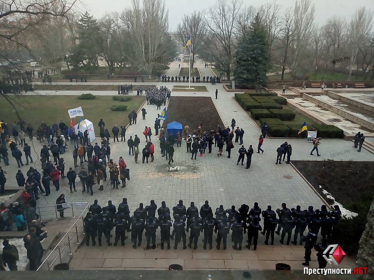 В Николаеве требуют отставки Савченко, активисты прорвались в облсовет - 116447 В Николаеве требуют отставки Савченко, активисты прорвались в облсовет - фото 116447