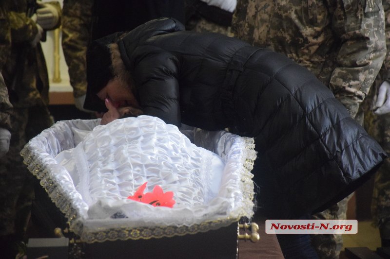В Николаеве попрощались с летчиком Волошиным (фото, видео) - 114984 В Николаеве попрощались с летчиком Волошиным (фото, видео) - фото 114984