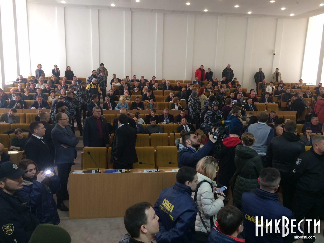 В Николаеве требуют отставки Савченко, активисты прорвались в облсовет - 116446 В Николаеве требуют отставки Савченко, активисты прорвались в облсовет - фото 116446