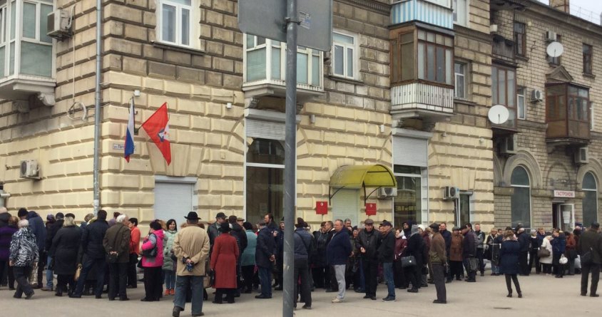 В ожидании подачки: тысячи севастопольцев пришли на раздачу медалек за участие в выборах - 116367 В ожидании подачки: тысячи севастопольцев пришли на раздачу медалек за участие в выборах - фото 116367