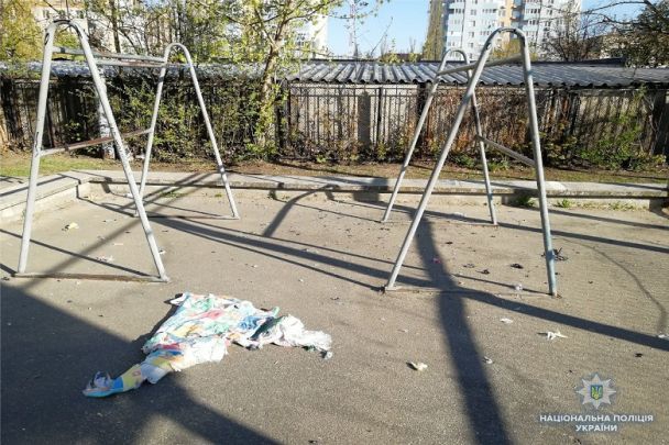 В Киеве на спортивной площадке прогремел взрыв - 120929 В Киеве на спортивной площадке прогремел взрыв - фото 120929