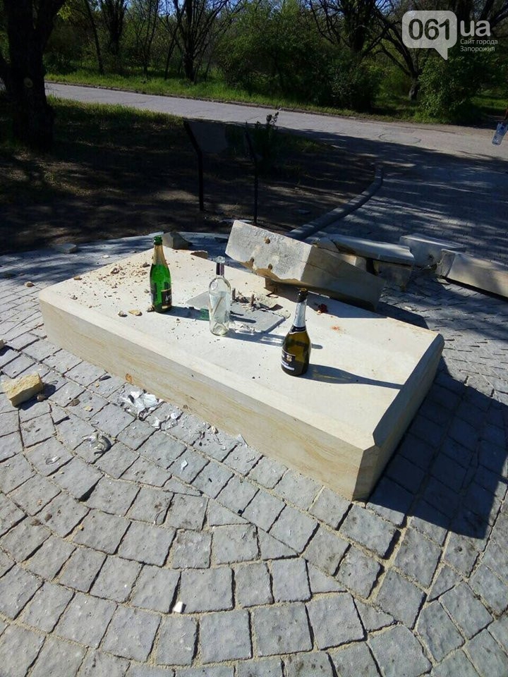 В Запорожье разрушили памятник воинам АТО - 122371 В Запорожье разрушили памятник воинам АТО - фото 122371
