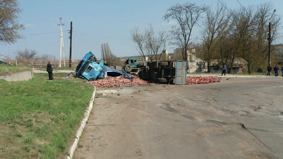 В Луганской области столкнулся грузовик и маршрутка, много пострадавших - 119854 В Луганской области столкнулся грузовик и маршрутка, много пострадавших - фото 119854