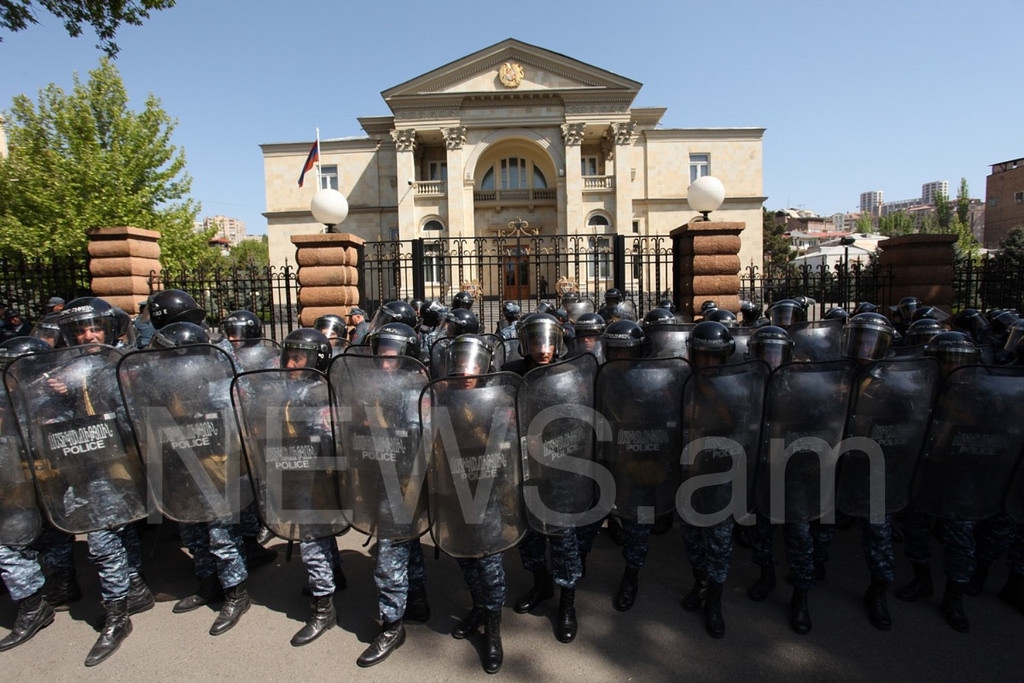 Мышиные пляски: Почему протесты в Ереване бессмысленно сравнивать с Майданом - 120400 Мышиные пляски: Почему протесты в Ереване бессмысленно сравнивать с Майданом - фото 120400