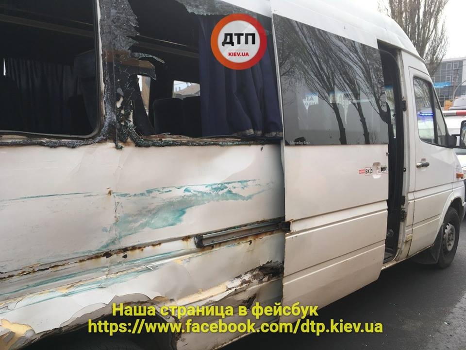 В Киеве маршрутка выехала на встречку и столкнулась с грузовиком - 120349 В Киеве маршрутка выехала на встречку и столкнулась с грузовиком - фото 120349