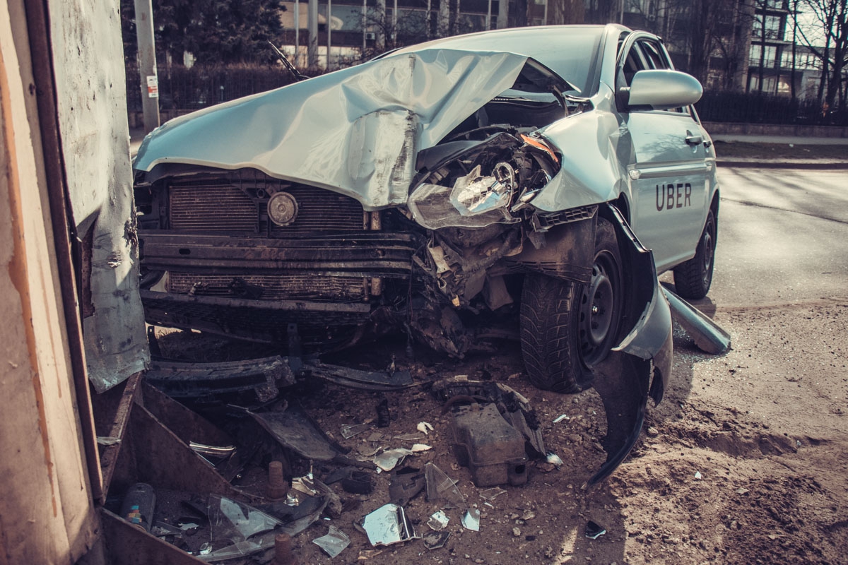В Киеве водитель Uber влетел в билборд - 118530 В Киеве водитель Uber влетел в билборд - фото 118530