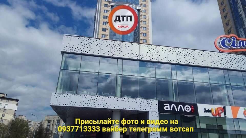 В Киеве с нового торгового центра упала крыша, есть пострадавшие (ФОТО) - 120539 В Киеве с нового торгового центра упала крыша, есть пострадавшие (ФОТО) - фото 120539
