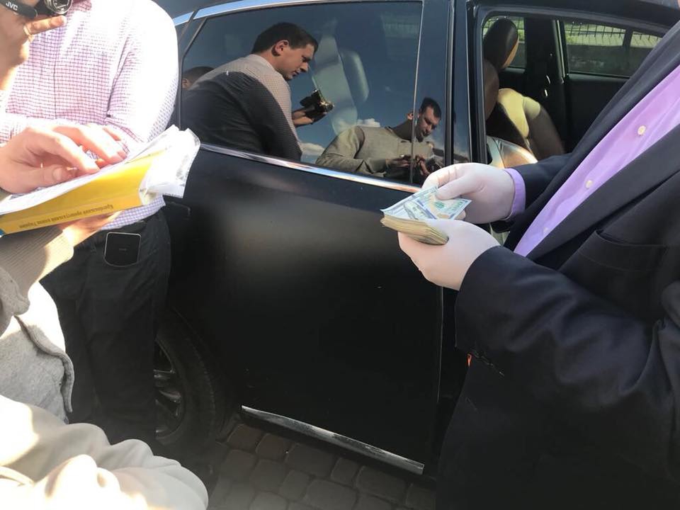 Заместитель мэра Луцка и председатель суда попались на взятке - 121932 Заместитель мэра Луцка и председатель суда попались на взятке - фото 121932