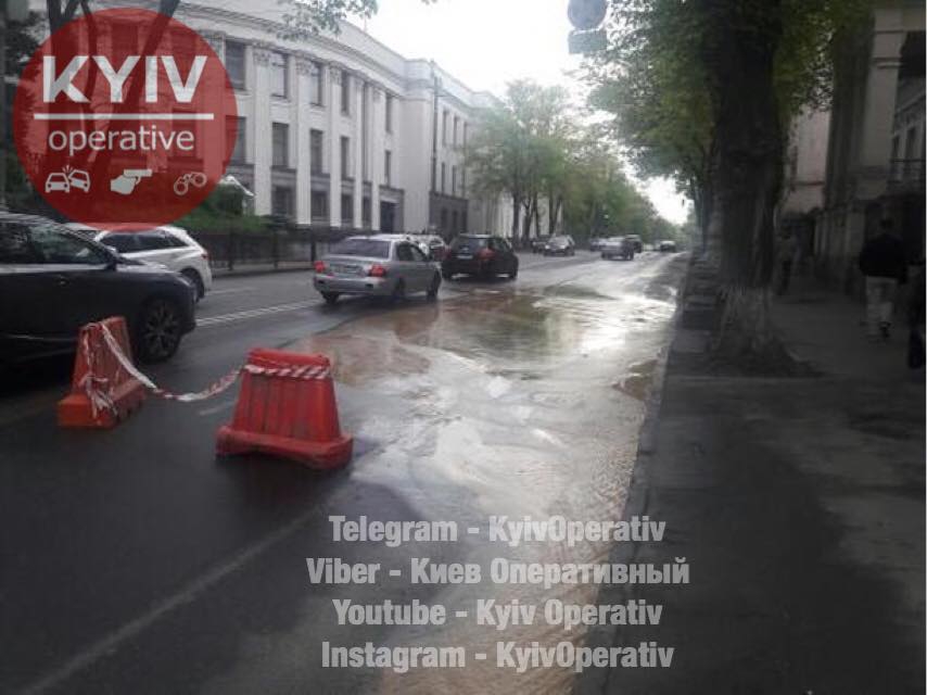 Возле Рады прорвало трубу, улицу частично затопило - 121971 Возле Рады прорвало трубу, улицу частично затопило - фото 121971