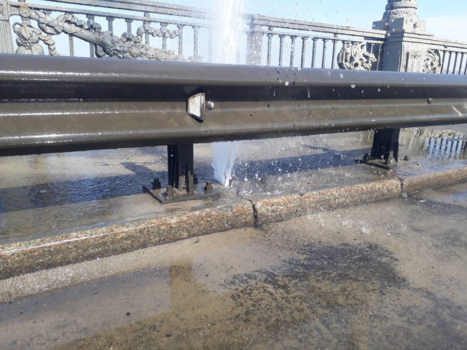 На мосту Патона в Киеве прорвало трубу - 117592 На мосту Патона в Киеве прорвало трубу - фото 117592