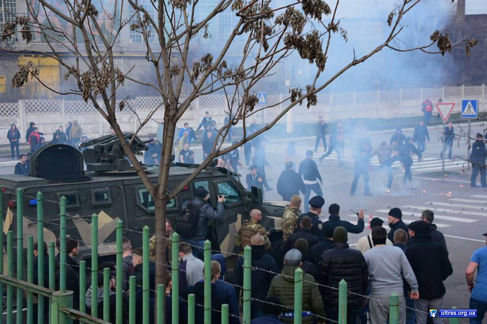 Фанаты 'Динамо' травмировали 9 полицейских в Мариуполе - 117072 Фанаты 'Динамо' травмировали 9 полицейских в Мариуполе - фото 117072
