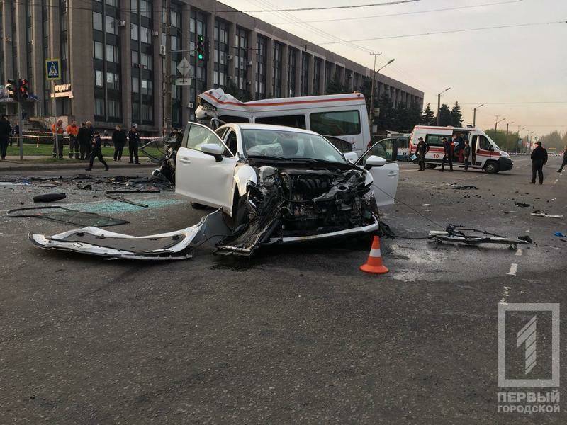 В Кривом Роге легковушка разнесла забитую пассажирами маршрутку, много погибших (ФОТО 18+) - 119936 В Кривом Роге легковушка разнесла забитую пассажирами маршрутку, много погибших (ФОТО 18+) - фото 119936