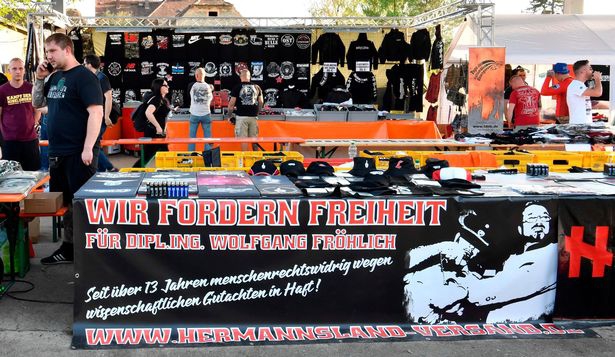 В Германии прошел музыкальный фестиваль в честь дня рождения Адольфа Гитлера - 121027 В Германии прошел музыкальный фестиваль в честь дня рождения Адольфа Гитлера - фото 121027