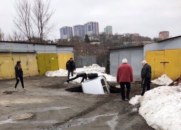 В Харькове десятки жилых домов остались без воды, а внедорожник ушел под землю (ФОТО) - 117266 В Харькове десятки жилых домов остались без воды, а внедорожник ушел под землю (ФОТО) - фото 117266