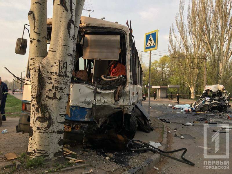 В Кривом Роге легковушка разнесла забитую пассажирами маршрутку, много погибших (ФОТО 18+) - 119937 В Кривом Роге легковушка разнесла забитую пассажирами маршрутку, много погибших (ФОТО 18+) - фото 119937