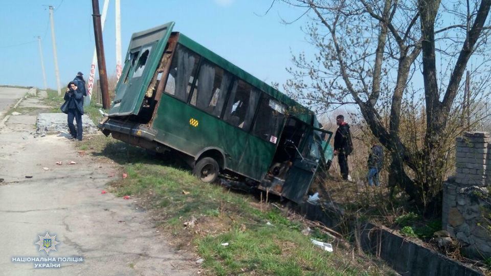 В Луганской области столкнулся грузовик и маршрутка, много пострадавших - 119853 В Луганской области столкнулся грузовик и маршрутка, много пострадавших - фото 119853