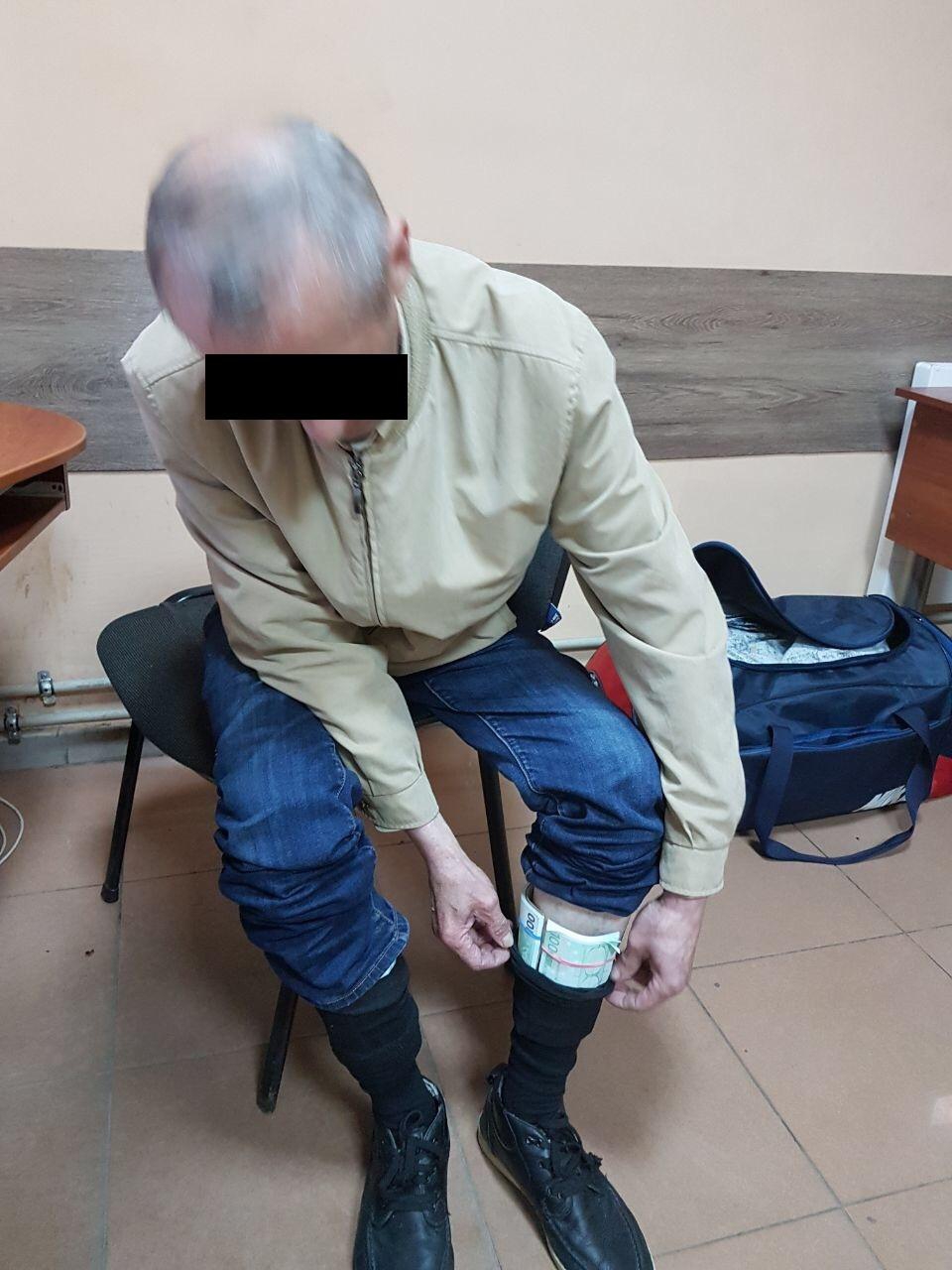 Украинец пытался перевезти через границу 25 тысяч евро в носках (фото) - 122470 Украинец пытался перевезти через границу 25 тысяч евро в носках (фото) - фото 122470