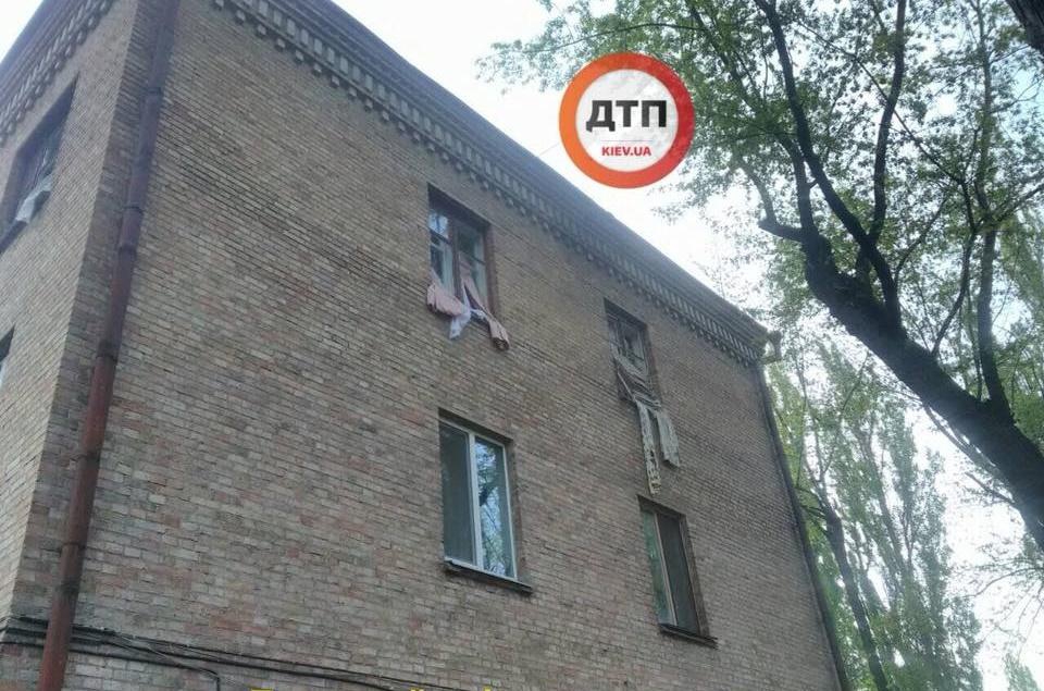 В Киеве в жилом доме прогремел взрыв (фото) - 122481 В Киеве в жилом доме прогремел взрыв (фото) - фото 122481