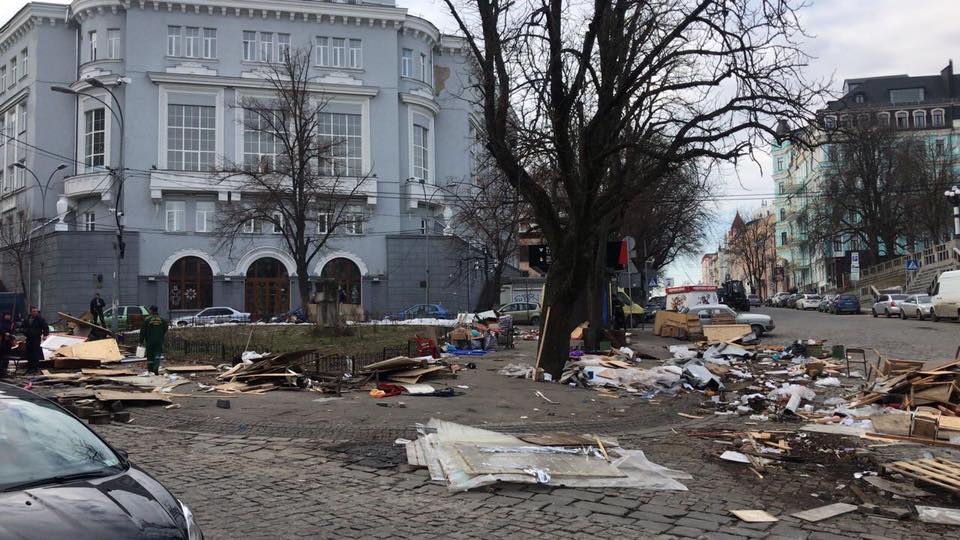 Коммунальщики разнесли МАФы на Андреевском спуске и оставили после себя хаос (ФОТО) - 117457 Коммунальщики разнесли МАФы на Андреевском спуске и оставили после себя хаос (ФОТО) - фото 117457