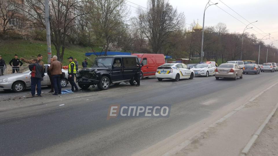 Пьяный киевский автомойщик угнал Mercedes и разнес три машины - 119772 Пьяный киевский автомойщик угнал Mercedes и разнес три машины - фото 119772