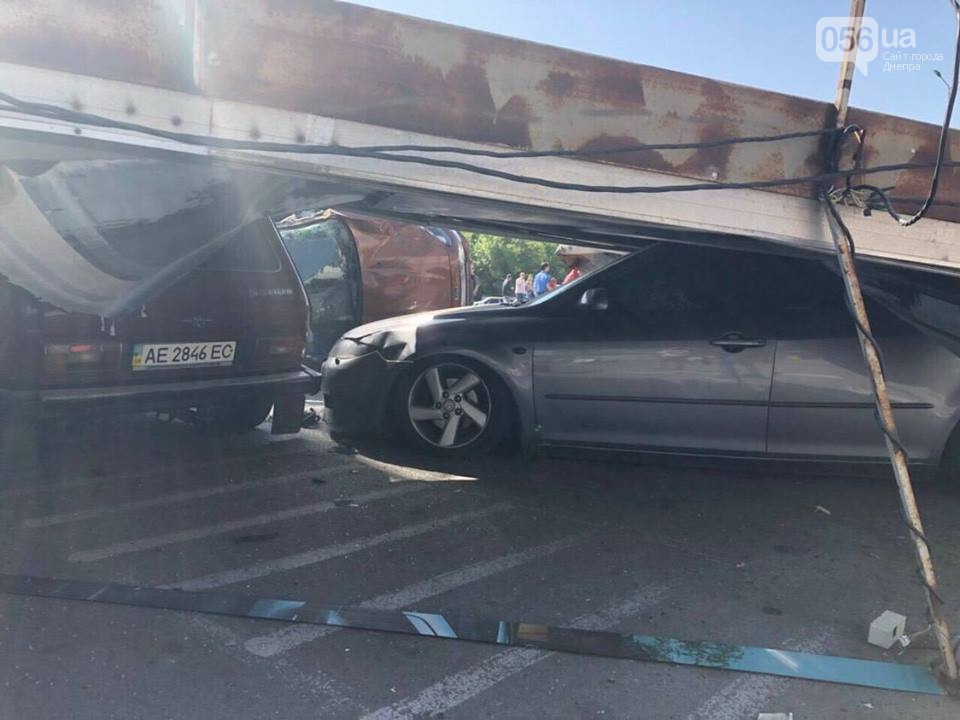 Жуткое видео: В Днепре фура влетела в 13 автомобилей, есть жертвы (18+) - 123118 Жуткое видео: В Днепре фура влетела в 13 автомобилей, есть жертвы (18+) - фото 123118