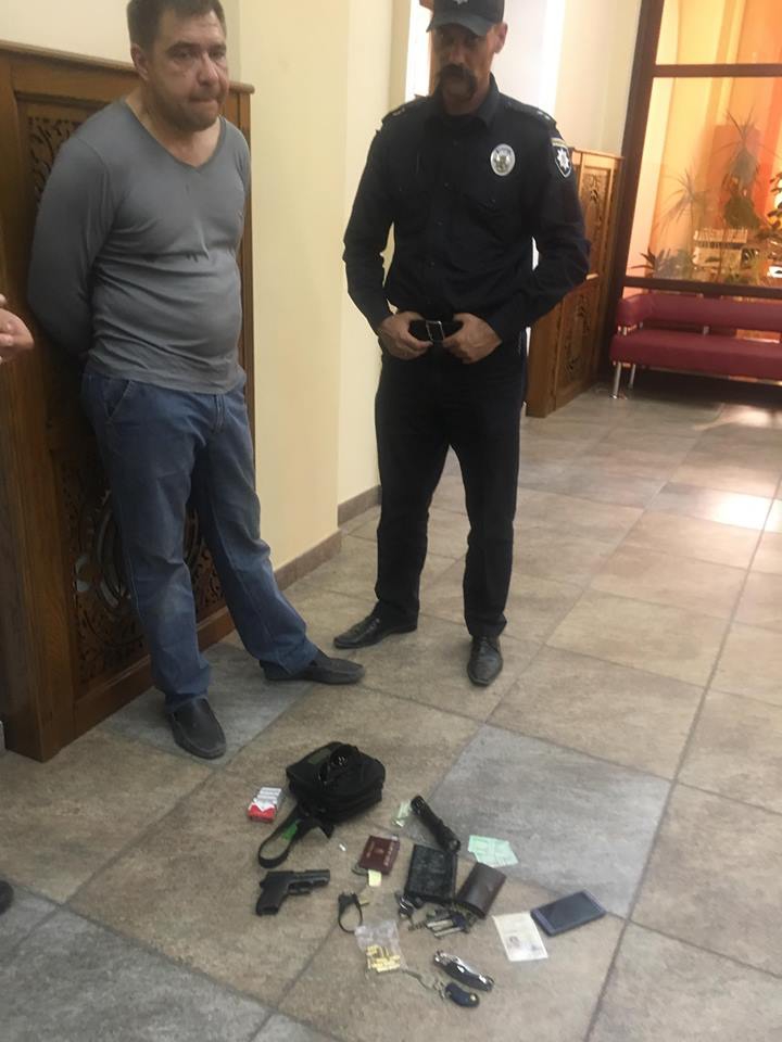 В Запорожье неизвестный бросил шумовую петарду во время акции за права ЛГБТ - 125437 В Запорожье неизвестный бросил шумовую петарду во время акции за права ЛГБТ - фото 125437