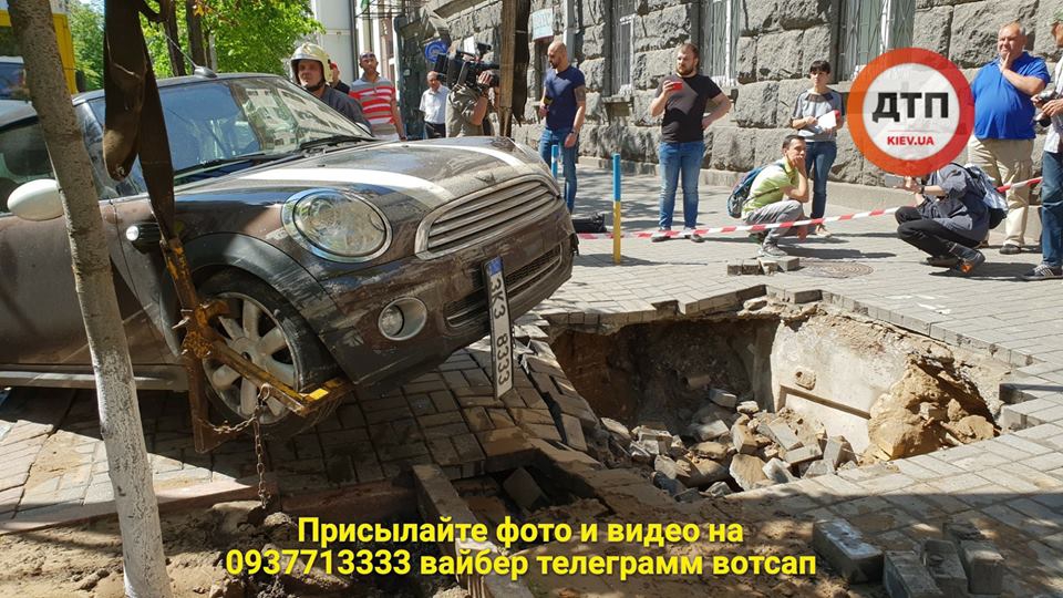 В центре Киева Mini Cooper ушел под землю (видео) - 124160 В центре Киева Mini Cooper ушел под землю (видео) - фото 124160