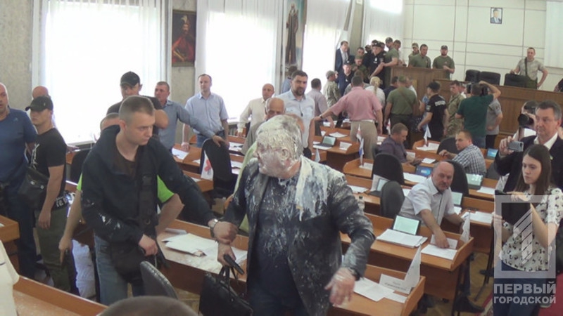 На сессии Никопольского горсовета произошла стрельба - 123125 На сессии Никопольского горсовета произошла стрельба - фото 123125