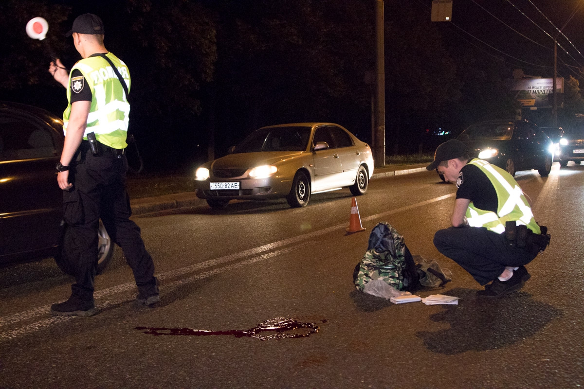 В Киеве военный пытался перебежать 8-полосный проспект, но погиб (18+) - 124095 В Киеве военный пытался перебежать 8-полосный проспект, но погиб (18+) - фото 124095