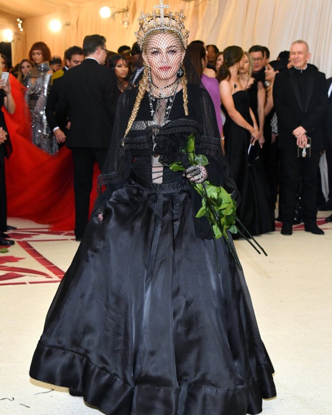 Met Gala-2018: лучшие наряды от известных личностей - 123802 Met Gala-2018: лучшие наряды от известных личностей - фото 123802