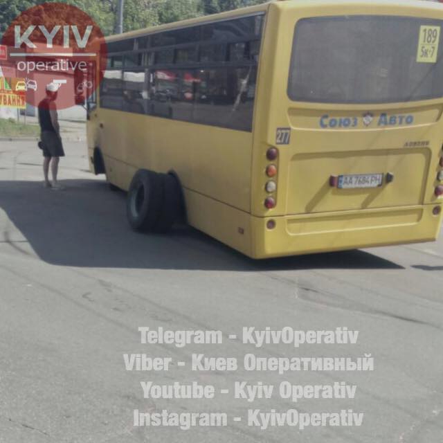 Киевская маршрутка на ходу потеряла колеса - 125187 Киевская маршрутка на ходу потеряла колеса - фото 125187
