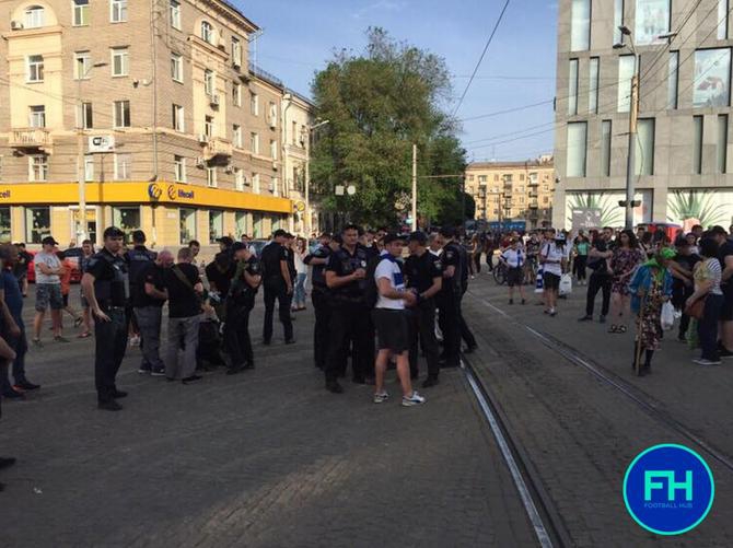 Фанаты 'Динамо' и 'Шахтера' подрались с полицией перед финалом Кубка в Днепре (ФОТО) - 124009 Фанаты 'Динамо' и 'Шахтера' подрались с полицией перед финалом Кубка в Днепре (ФОТО) - фото 124009