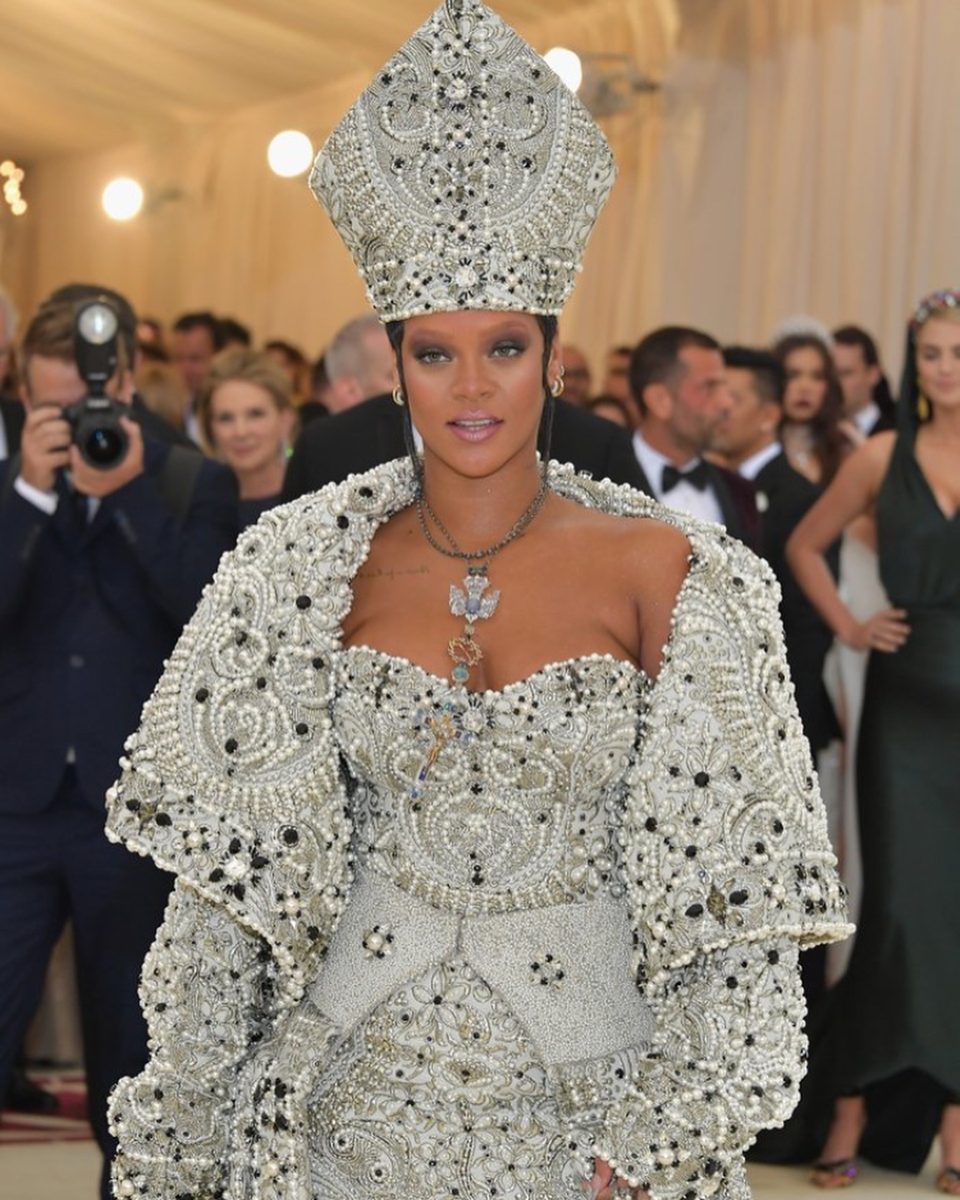 Met Gala-2018: лучшие наряды от известных личностей - 123783 Met Gala-2018: лучшие наряды от известных личностей - фото 123783