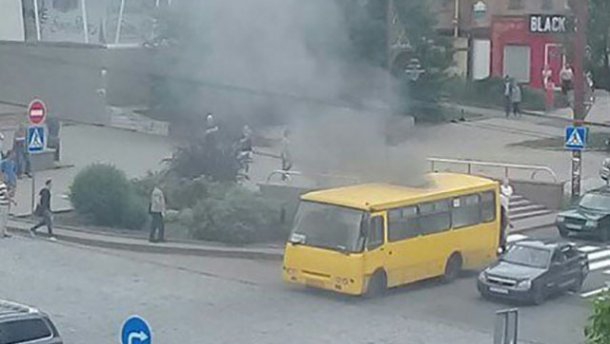 В центре оккупированного Донецка взорвалась маршрутка - 126789 В центре оккупированного Донецка взорвалась маршрутка - фото 126789