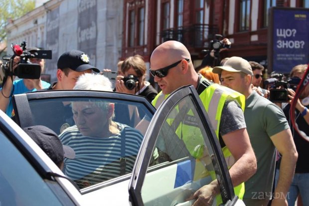 Первомай: в Одессе одичалая пенсионерка избила украинского активиста - 122688 Первомай: в Одессе одичалая пенсионерка избила украинского активиста - фото 122688